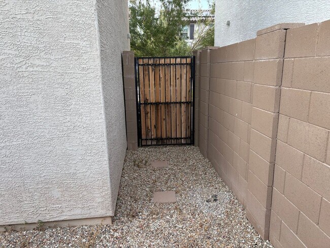 Building Photo - Modern 3-Bedroom + Loft + Den in Gated Pho...