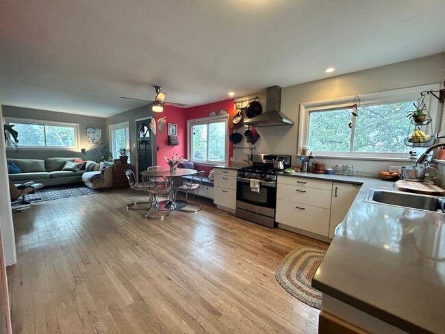 Building Photo - $0 DEPOSIT OPTION. Quaint 2 Bed, 1 Bath Ra...