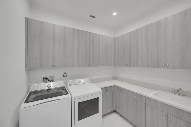 Building Photo - 9520 St Germain Dr