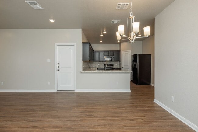 Building Photo - Beautifully designed and thoughtfully maintained duplex