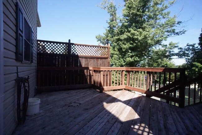 Building Photo - 4 Bed / 3 Bath.  Pet Friendly.  Reserved Parking. Master on Main.