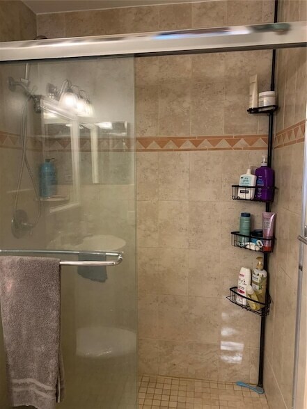 Building Photo - 1400 NE 57th St