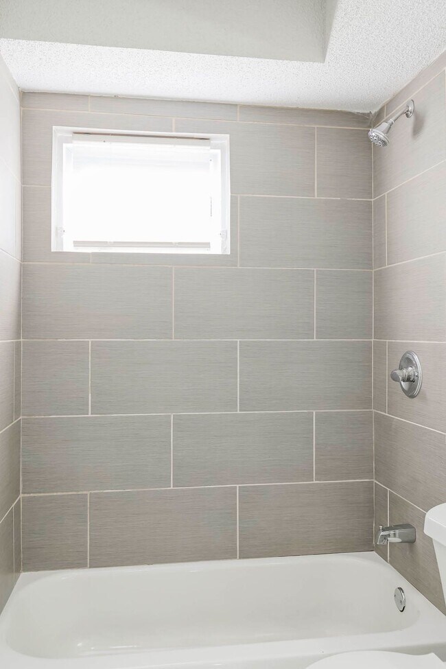 Building Photo - Spacious 5-Bedroom Home with 2 Full Bathro...