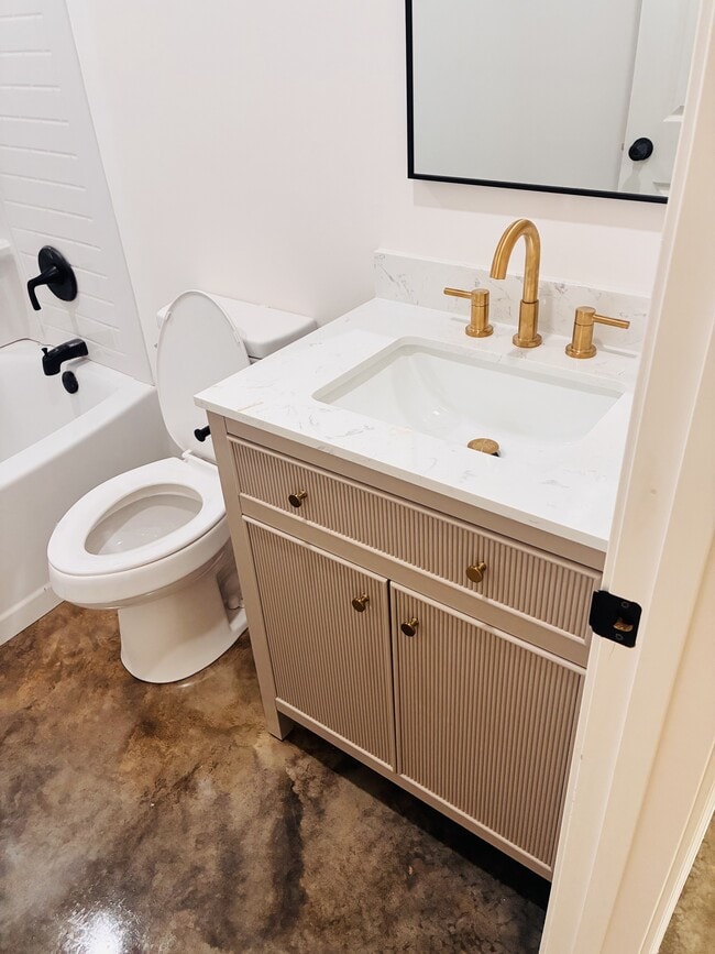 Building Photo - 411 Elm St