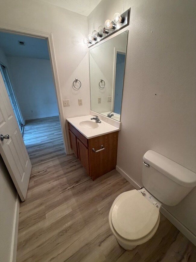 Building Photo - 3 Bedroom | 2 Bathroom | 1,100 square feet | Merriam Woods MO!
