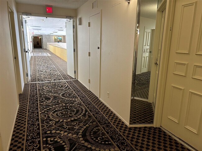 Building Photo - 4020 Galt Ocean Dr