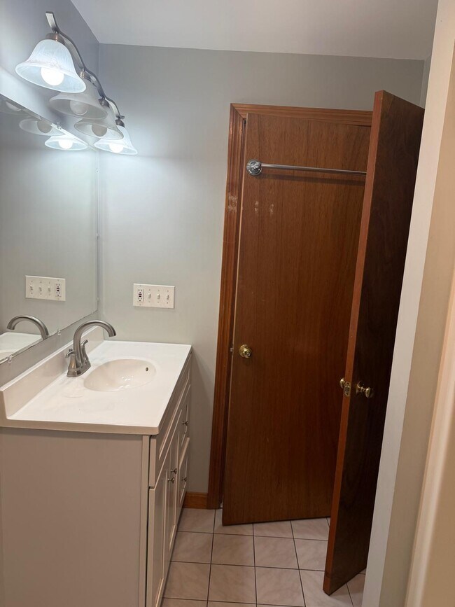 Building Photo - 61 Tracey St