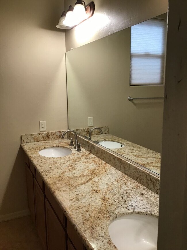 Building Photo - 5 Bdrm, 3 Full bath, clean nice home in Oro Valley-La Canada & Naranja