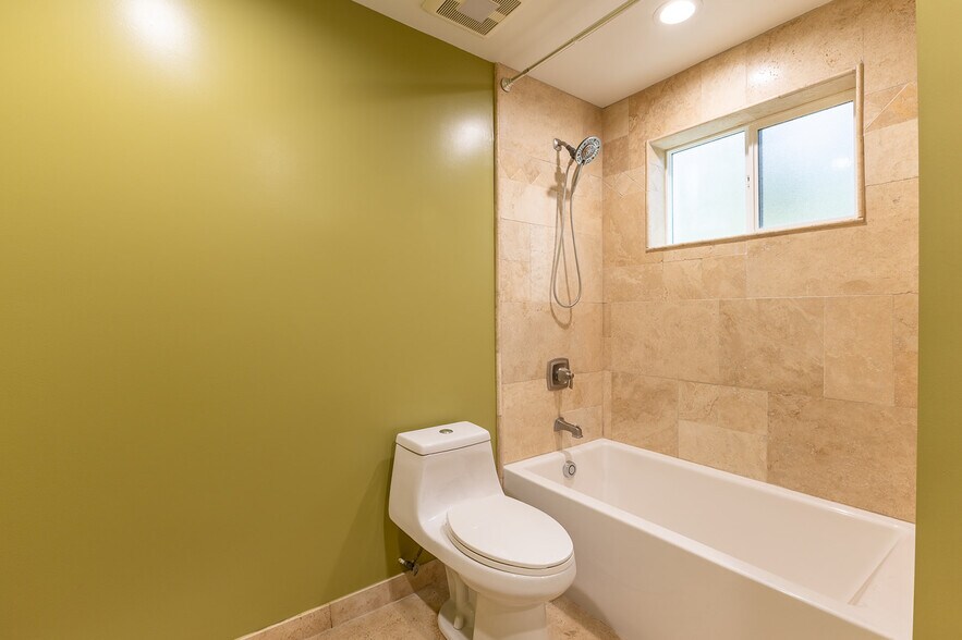 Upstairs full bath - 8424 Grenoble St