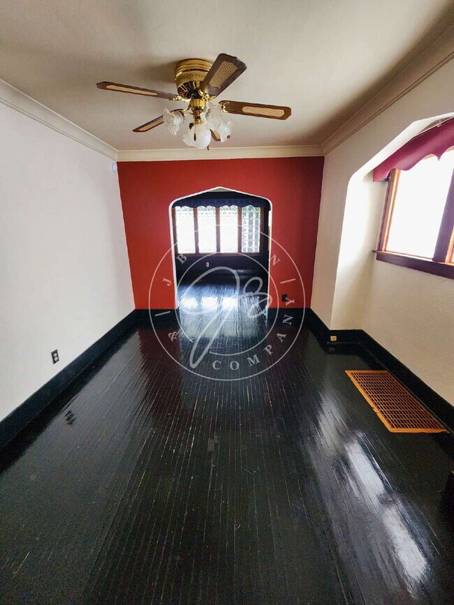 Building Photo - Adorable but unique 3+ bedrooms with bonus rooms! Fenced yard!