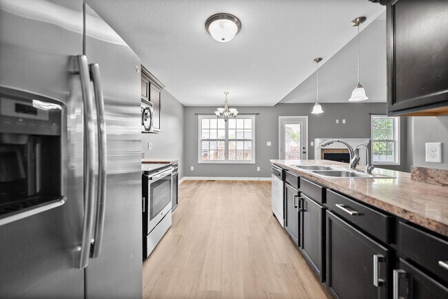 Building Photo - Pet Friendly Three Bedroom!