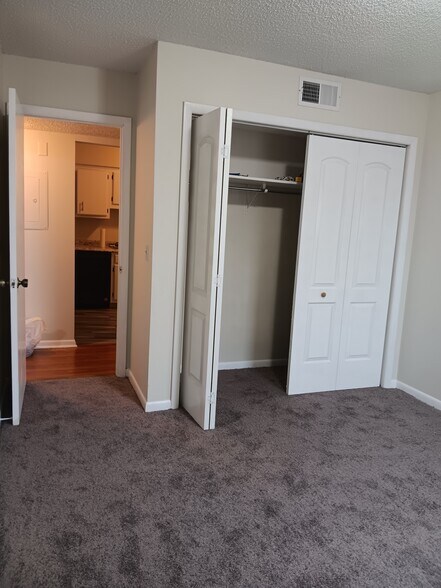 Building Photo - 515 Basswood Ave