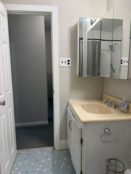 Building Photo - 5200 Hilltop Dr