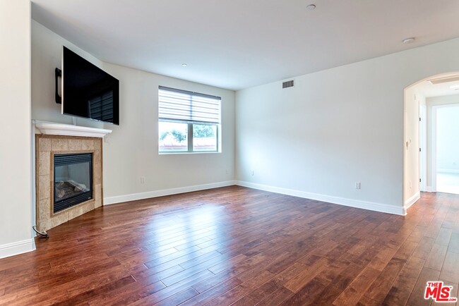 Building Photo - 5037 Rosewood Ave