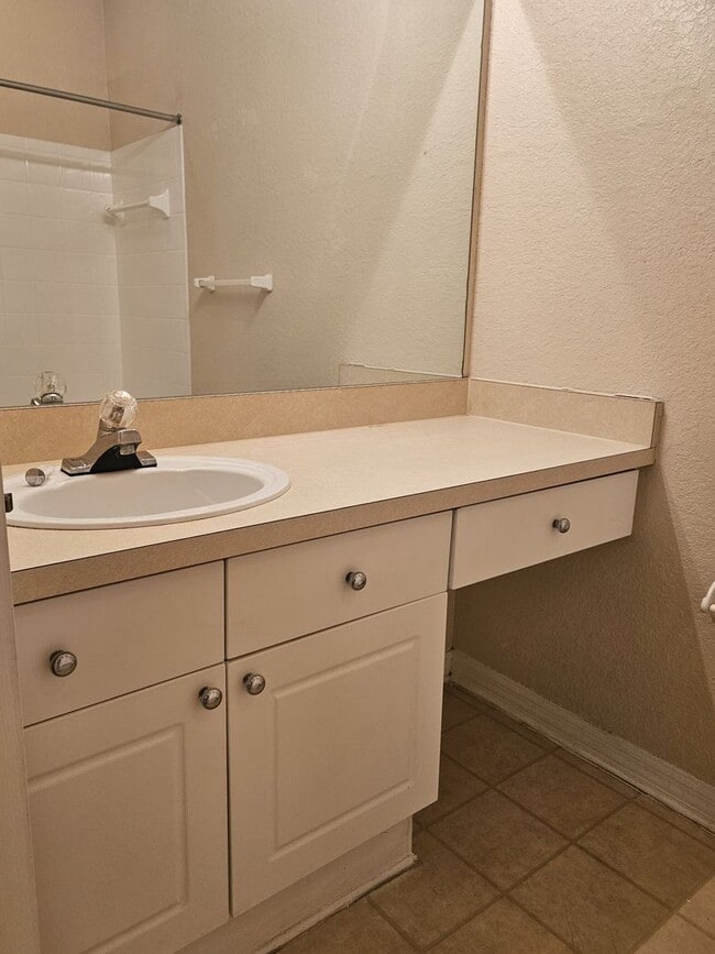 Building Photo - Beautiful First Floor, 1 Bedroom, 1 Bath, ...