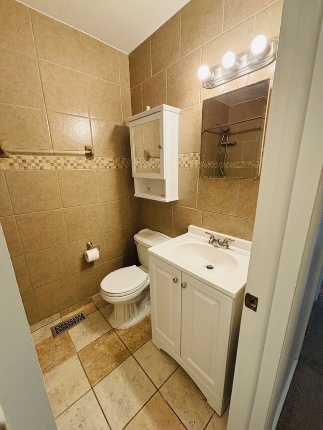 Building Photo - 700 E Edna St