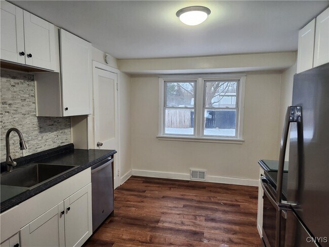 Building Photo - 437 Church St