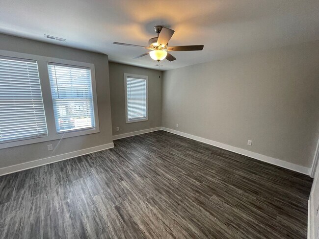 Building Photo - Gorgeous Townhome-English Commons