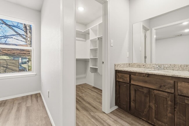 Building Photo - 2009 Knoxville St