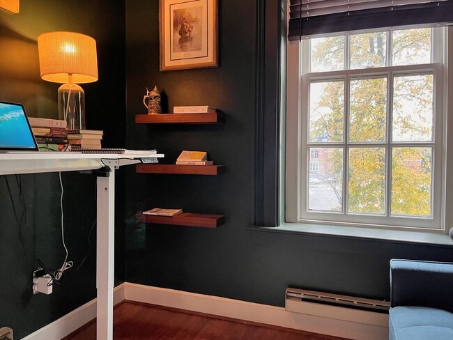 Building Photo - Downtown 1BR + Home Office | Parking Included | $500 Off - Near Betty's!