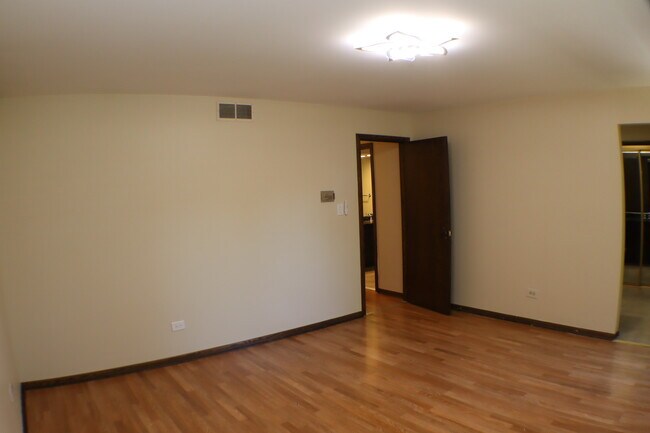 Building Photo - 44 Kingston Dr