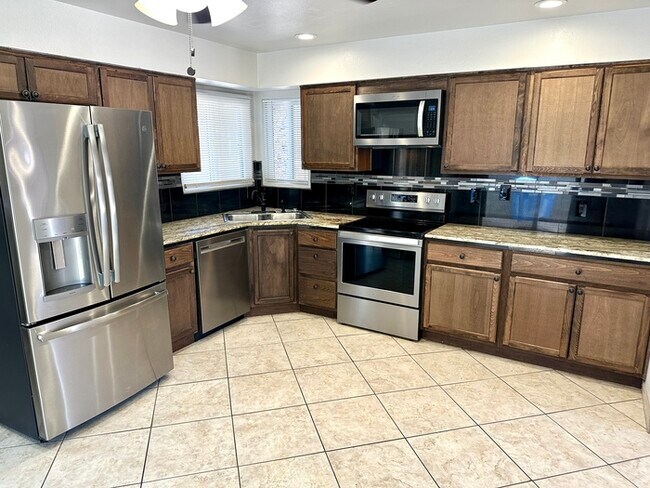 Building Photo - 4 Bedroom with pool in prime location