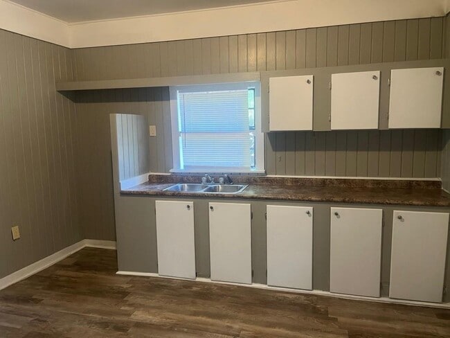 Building Photo - 618 Clarke St