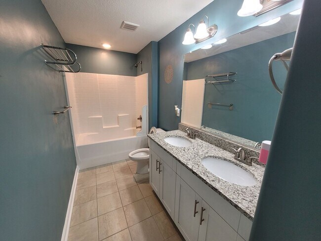 Building Photo - Beautiful 4 Bedroom, 2.5 Bath Home