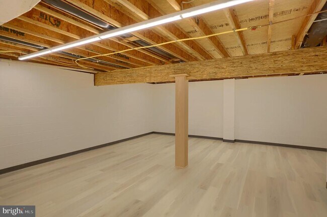 Building Photo - 8 Longwood Dr