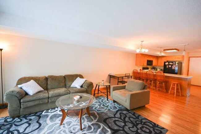 Building Photo - Rare end unit townhome in super convenient...