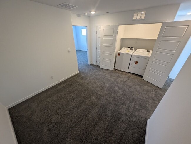Building Photo - 484 Golden Myna Ave