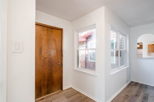 Building Photo - 1523 Doe Ln