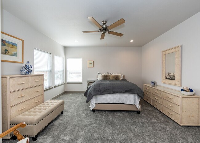 Building Photo - 2 Bedroom Luxury townhome