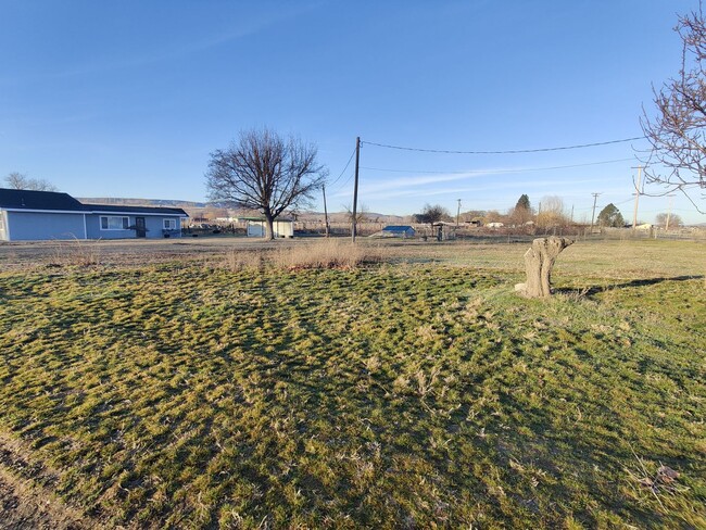 Building Photo - Country Home with Room for Horses or Lives...