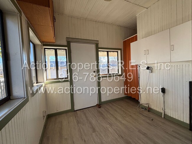 Building Photo - Downtown Bungalow - 2 Bed, 1 Bath with Sep...