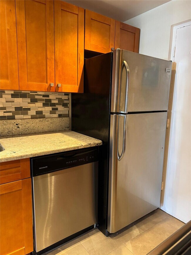 Building Photo - 1407 NE 56th St