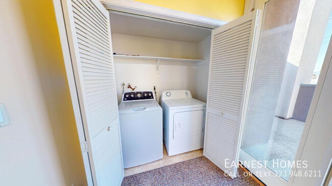 Building Photo - 11622 Oxnard St