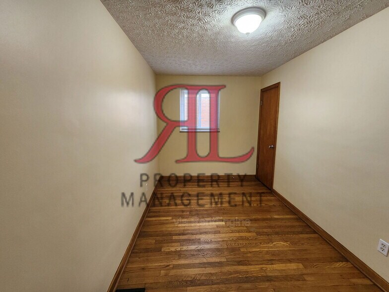 Building Photo - 156 Collingwood Ave