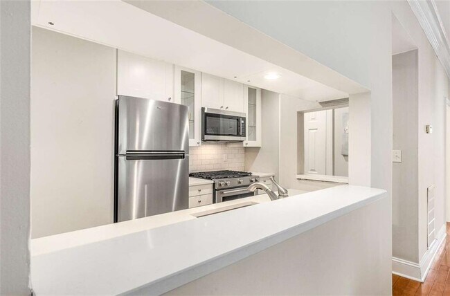 Building Photo - 2840 Peachtree Rd NW