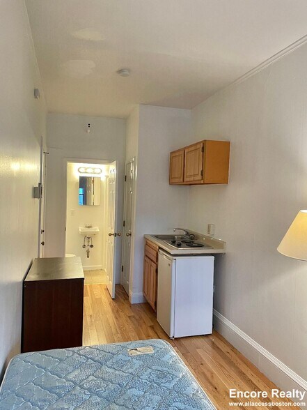 Building Photo - 1061 Beacon St