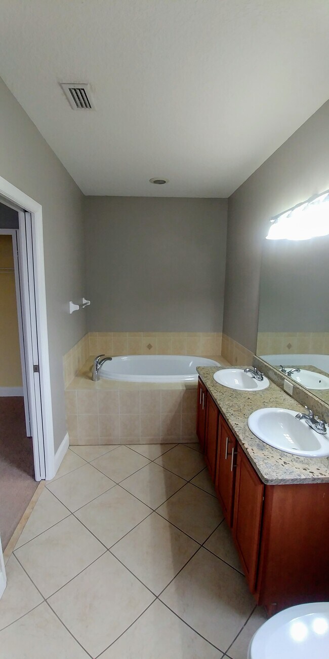 Master Bath - 2410 W North a St