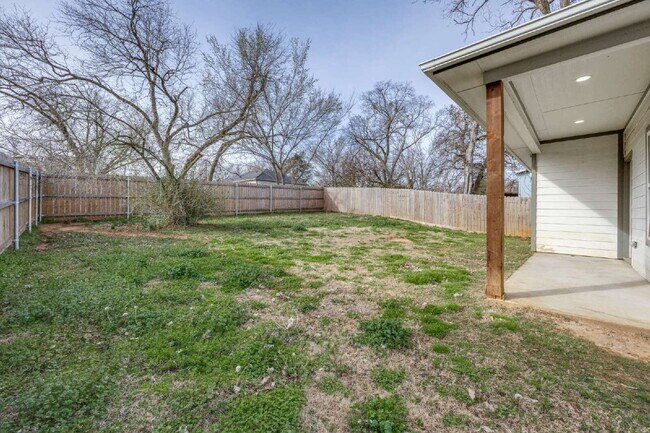 Building Photo - 3-Bed Home with Fenced Yard & Attached Garage in Sunny Side – Denison