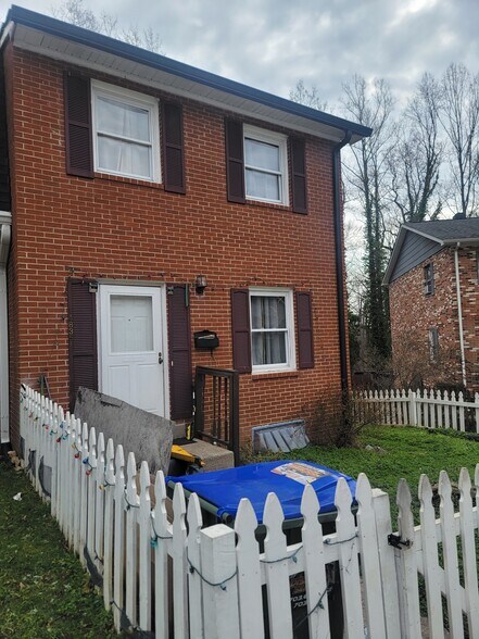 Front - 14835 Anderson Ct