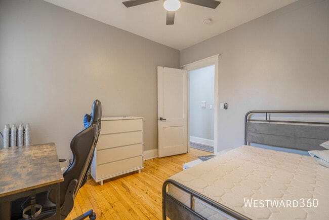 Building Photo - 1410 W Farragut Ave