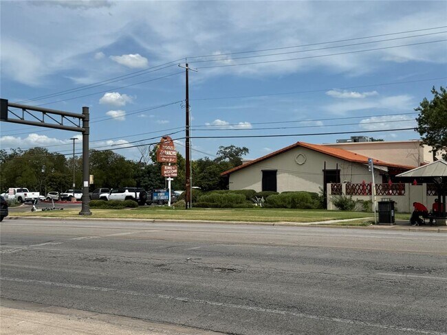 Building Photo - 2200 Dickson Dr