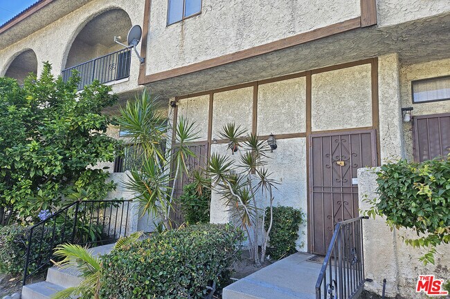 Building Photo - 13243 Vanowen St