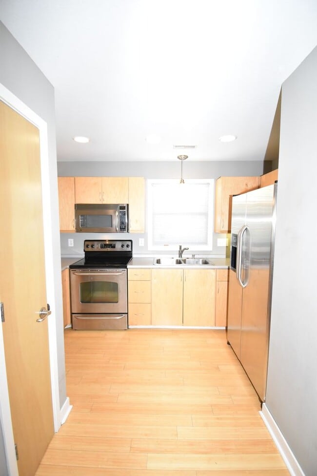 Building Photo - Large 2 Bedroom Condo For Rent Near Historic Downtown Clarksville!