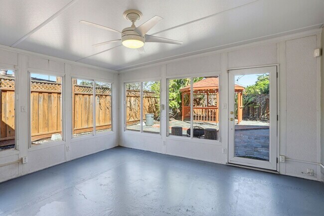 Building Photo - 933 Barstow Ct