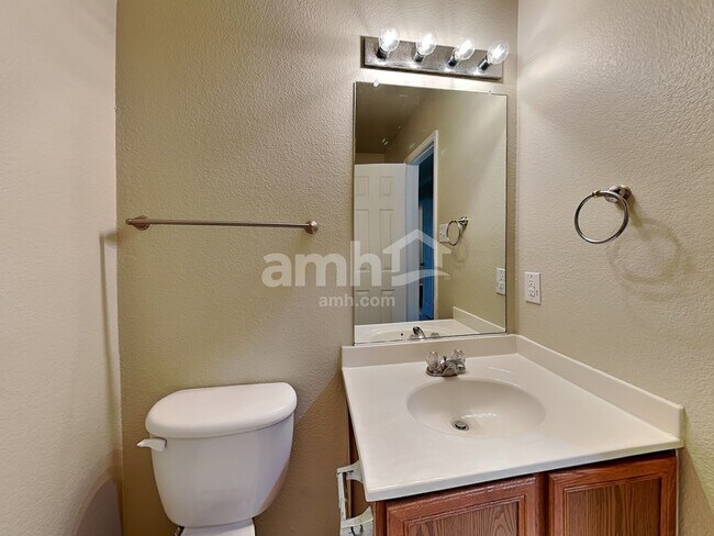 Building Photo - 1405 Sun Breeze Dr