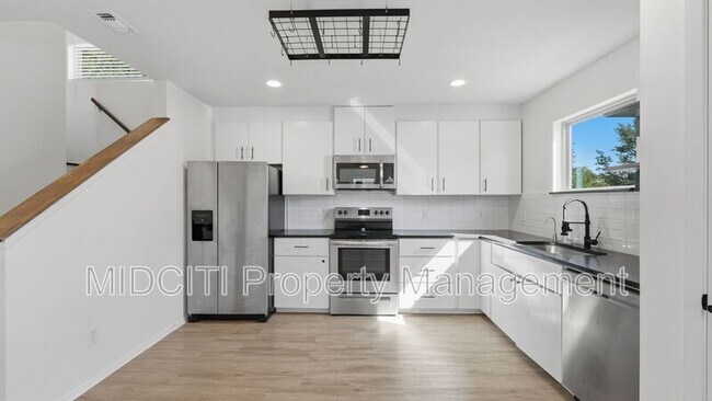 Building Photo - 1198 Green Hill Dr